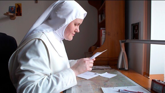 Die Familie schreibt Briefe an Margarethe, die auf Probe im Kloster lebt.