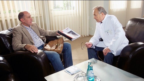 Volker Fischer bittet er seinen Nachbarn Prof. Simoni um Rat für die Operation seiner komplizierten Schulterverletzung.