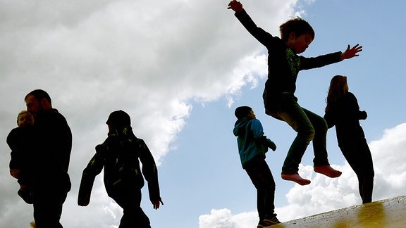 Kinder springen auf einer Hüpfburg