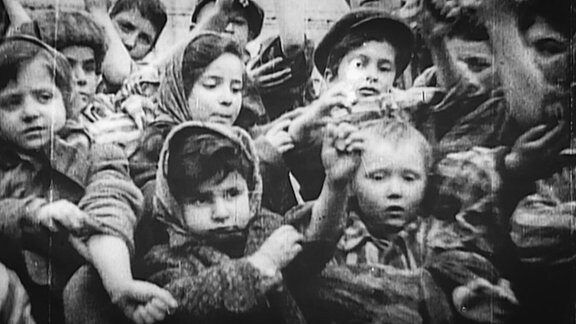 historisches Bild von Kindern in einem Konzentrationslager