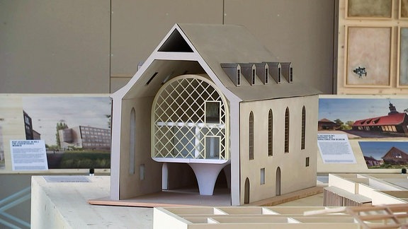 Modell einer Kirche mit neugestaltetem Innenleben.