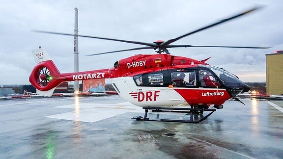 Rettungshubschrauber auf einem Landeplatz