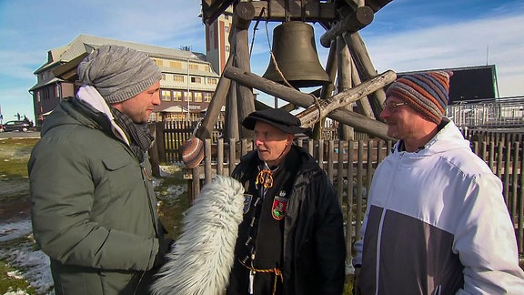 Drei Männer im Gespräch zur Glockenweihe auf dem Fichtelberg