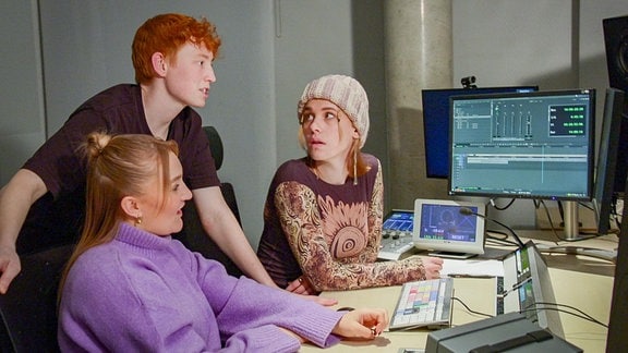drei junge Frauen arbeiten am Computer an einem Schnittprogramm