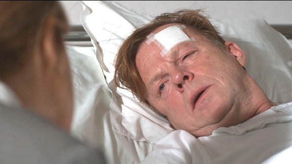 Kurt Wallander (Krister Henriksson) ist bei einem Bombenanschlag verletzt worden.