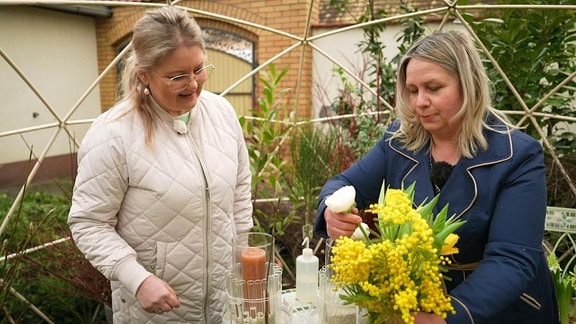 Zwei Frauen binden einen Blumenstrauß