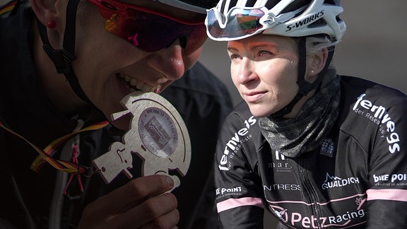 Collage, Radfahrerin beisst in eine Medaille