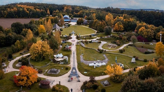 Herbst im Miniaturpark Miniwelt Lichtenstein in Sachsen. Das Luftbild zeigt eine Übersicht des Park mit dem Pariser Eiffelturm. 