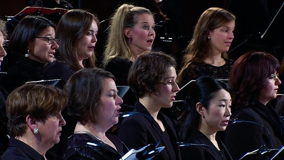 Ein singender Frauenchor.