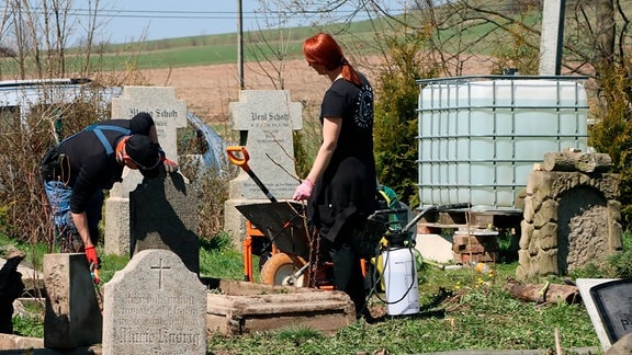 Angelika Babulla und ihre Mutter auf dem Friedhof.