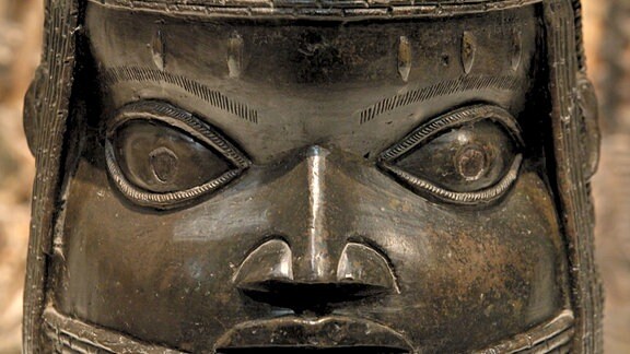 Eine Figur der Benin-Bronzen