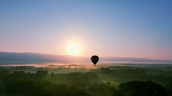 Ein Heißluftballon über dem Teutoburger Wald