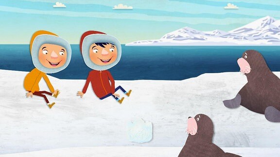 Zwei Kinder in Winterjacken sitzen mit zwei Robben auf einer Eisscholle.