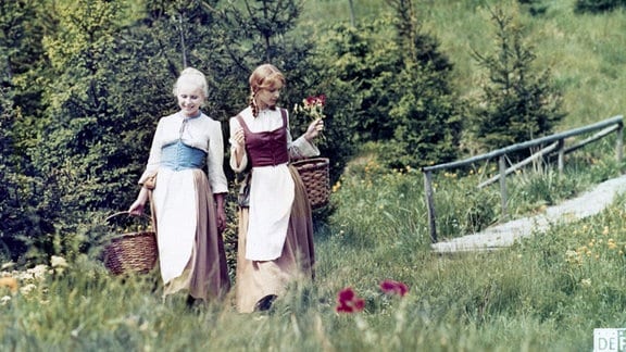 Schneeweißchen (Julie Jurištová, li.) und Rosenrot (Katrin Martin, re.)
