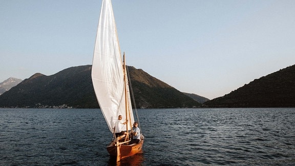 Holzsegelboot auf dem Wasser an Montenegros Küste