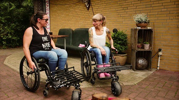 Zwei Frauen im Rollstuhl