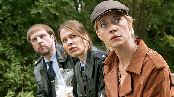 Kommissarin Sophie Haas (Caroline Peters, r.), Dietmar Schäffer (Bjarne Mädel, l.) und Bärbel Schmied (Meike Droste, M.) ermitteln in der Serie Mord mit Aussicht.