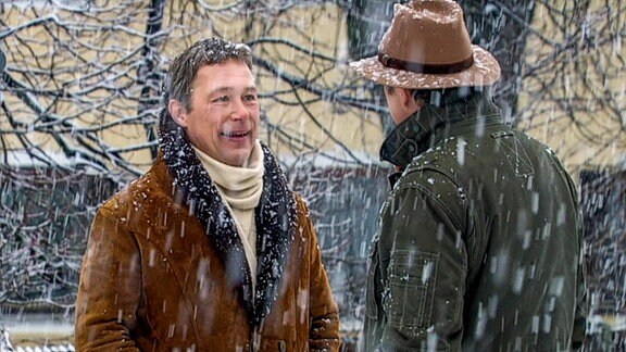 zwei Herren im Schneegestöber im Gespräch