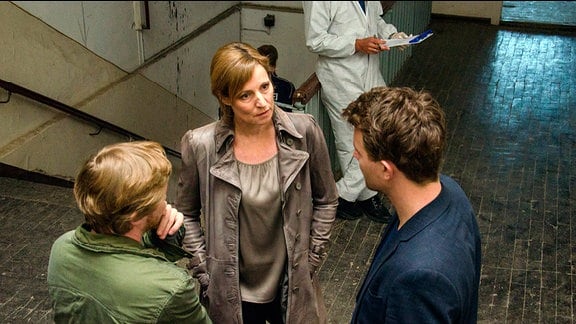 Petra Fritzenberger (Kirsten Block) befragt Henry Funck (Friedrich Mücke) und Maik Schaffert (Benjamin Kramme) zur Schießerei.