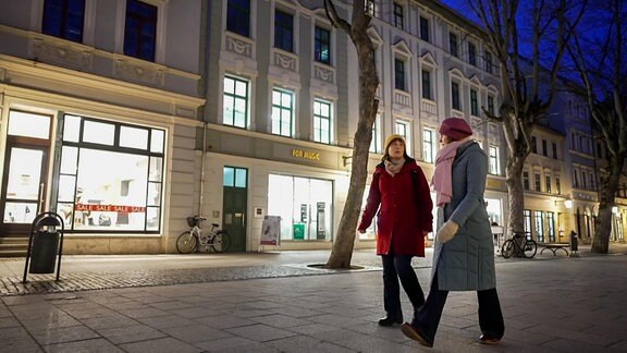 zwei Frauen spazieren in der Innenstadt von Weimar