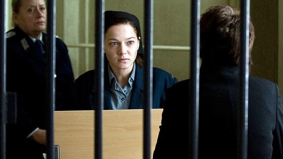 Julia Hausmann (Hannah Herzsprung, M.) wird seit sechs Jahren wegen Landesverrats im Gefängnis Hoheneck festgehalten