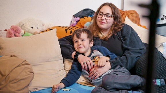 Mutter mit Kind auf einem Sofa