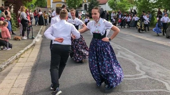 tanzende Sorben auf einer Straße