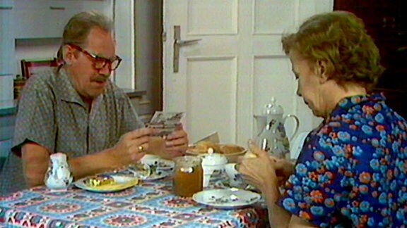 Paul (Herbert Köfer) und Anna Schmidt (Helga Göring) sitzen am Küchentisch. 