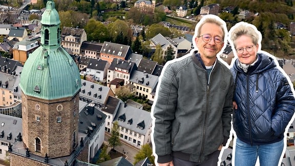 Ein Mann und eine Frau vor einer Stadtkulisse