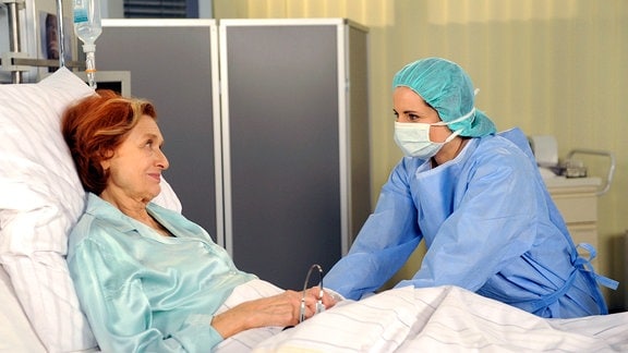 Vor der Operation sucht Susann (Elisabeth Lanz, r.) Johannas (Brigitte Antonius, r.) Nähe.