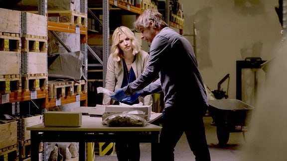 Susan Sideropoulos und der Kölner Grabungsleiter Michael Wiehen schauen sich Knochenfunde aus dem mittelalterlichen jüdischen Viertel an.