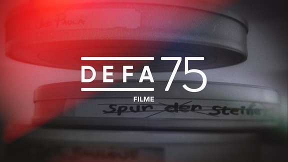 DEFA 75 Schriftzug mit Unterteilung Film auf Filmrollen Hintergrund