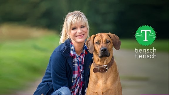 Moderatorin Uta Bresan mit Hund vor unscharfem Hintergrund und Sendungslogo "Tierisch tierisch"