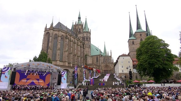 Menschen bei Abschlussgottesdienst vor Erfurter Dom