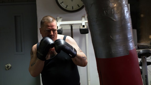 Älterer Mann in Boxerhaltung mit Boxhandschuhen
