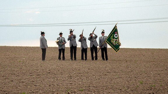 Die Schützen mit einem letzten Salut für ihren verstorbenen Schützenbruder.