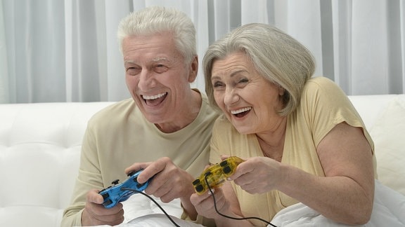 Zwei Senioren beim Videospielen.