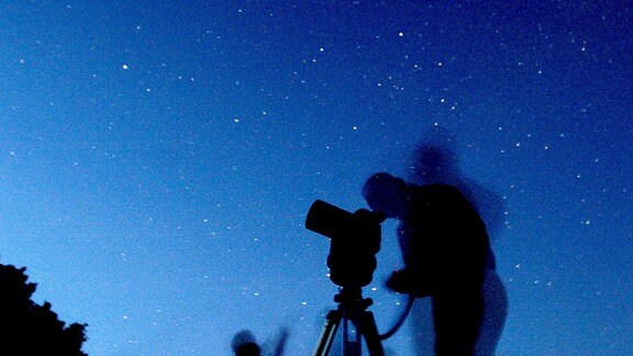 Eine Person beobachtet den Sternenhimmel.
