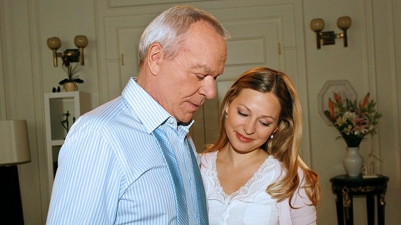 Werner (Dirk Galuba, l.) hofft, dass er mit Sandras (Sarah Stork, r.) Hilfe den Fürstenhof noch retten kann.