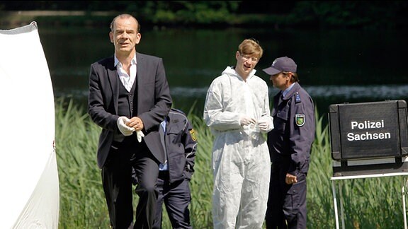 Hauptkommissar Andreas Keppler (Martin Wuttke) und Wolfgang Menzel (Maxim Mehmet) am Tatort