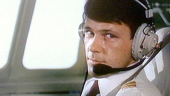 Walter Plathe in der Rolle als Pilot Paul Mittelstedt sitzt in einem Flugzeugcockpit.