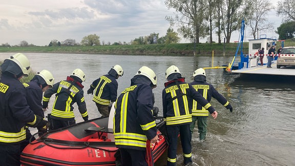 Die Freiwillige Feuerwehr Tornitz-Werkleitz lässt ihr Schlauchbot zu Wasser.