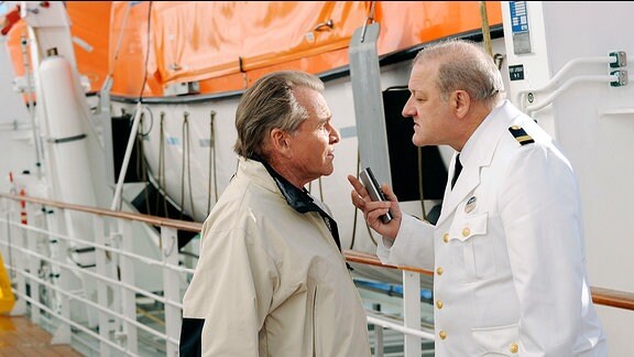 Schiffsoffizier Dochnal (Leonard Lansink) macht Bürgermeister Wöller (Fritz Wepper) klar, wer an Bord das Sagen hat - nämlich er.