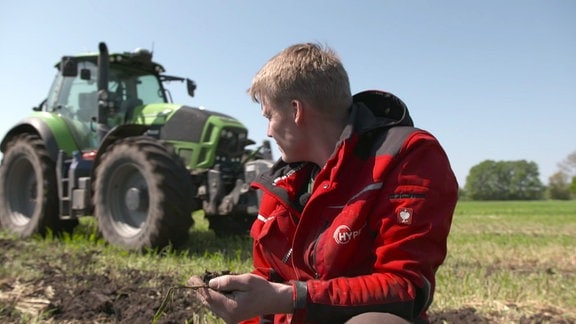 Mann vor einem Traktor