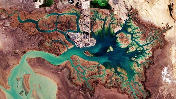 Hafen an der Küste Irans. Die Farbspiele unsere Erde werden erst aus dem All in ihrer vollen Pracht sichtbar.