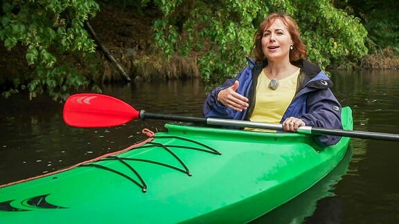 Frau in einem Kanu auf einem Fluß