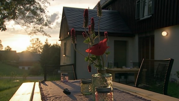 Ein Tisch mit Vase im Sonnenuntergang