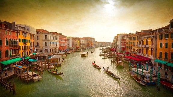 Boote und Gondeln auf dem Canal Grande von Venedig.