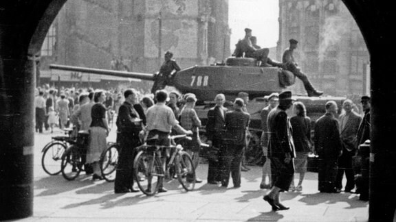 Sowjetische Panzer am 17.6.1953 auf dem Marktplatz in Leipzig