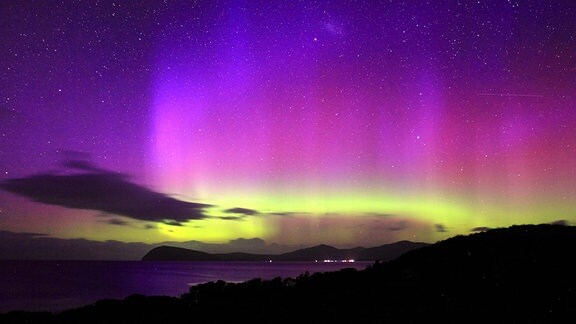 Die südliche Aurora erhellt den Nachthimmel Tasmaniens mit einem spektakulären Farbenspiel.